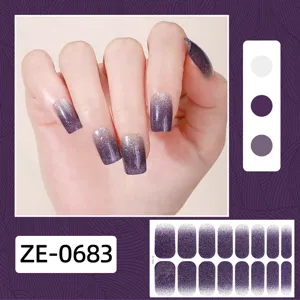 Detailansicht von violetten Farbverlauf Glitzer Nagelsticker mit funkelndem Effekt.