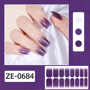 Nahaufnahme von glitzernden lila Gradienten Nagelfolien, Effekt und Bogenlayout.