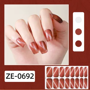Detailansicht von glitzernden Katzenauge Nagelfolien mit funkelnder Textur und 16 Tips.