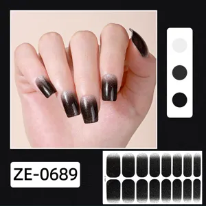 Detailansicht der schwarzen Gradient Glitzer Nagelsticker, elegantes Maniküre-Design für tolle Nägel.