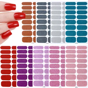 Ensemble de vernis à ongles pailleté et autocollants pour manucure DIY et beauté.