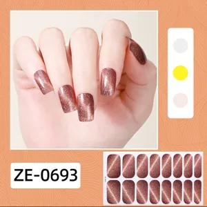 Detailansicht glitzernder Katzenauge Farbverlauf Nagelsticker mit Handmodell und ganzen Bogen.