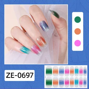 Glitzernder Farbverlauf Nagelsticker Detailansicht mit bunten Regenbogen Nagel Folien Aufkleber.