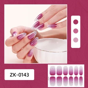 Vista dettagliata delle unghie finte con glitter rosa sfumati, adesivi per manicure.