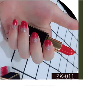 Dettaglio in primo piano di adesivi per unghie con sfumatura glitter rosso e argento 3D.