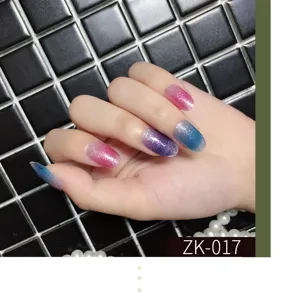 Primo piano dei dettagli dell'adesivo per unghie finto con glitter sfumati, design.