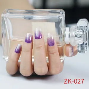 Primo piano di splendidi adesivi per unghie sfumati con glitter viola sulla mano.