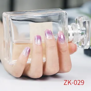 Adesivi per unghie con glitter sfumati e dettagli viola e rosa scintillanti per manicure.