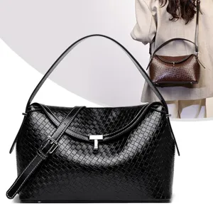 Trendy geweven leren schoudertas voor dames, chique crossbody tas met metalen sluiting.