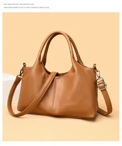 Primo piano dettagliato della borsa in pelle marrone con accessori resistenti e tracolla regolabile.