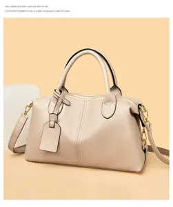 Gros plan sur les détails du sac à main Boston en cuir classique avec une texture fine et élégante.