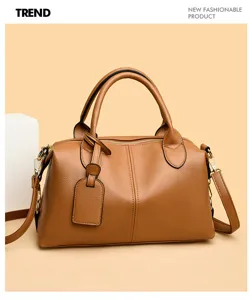 Sac Boston classique en cuir véritable avec motif litchi, bandoulière et porté main.