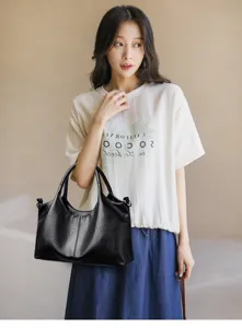 Vista dettagliata della elegante borsa a mano nera in pelle di grande capacità.
