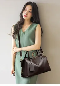 Sac Boston classique en cuir véritable grain litchi, élégant sac à bandoulière pour femmes.
