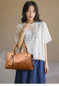 Sac Boston en cuir véritable grain litchi, sac à bandoulière élégant pour femmes.
