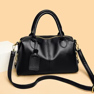 Sac Boston classique en cuir veritable pour femme, elegante sacoche noire avec bandouliere.