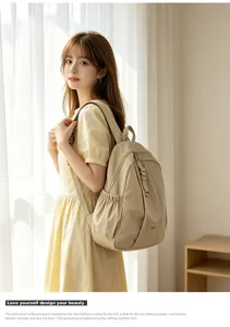Sac à dos décontracté en tissu imperméable avec poches latérales pour les voyages en plein air.
