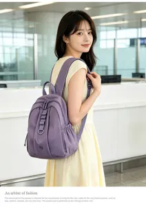 Sac à dos violet étanche pour femme, sac de voyage décontracté avec plis et anneau métallique.