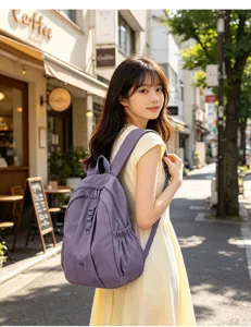 Sac à dos violet étanche élégant avec poches latérales plissées et sangles de suspension utiles.