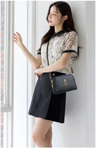 Vista dettagliata della borsa a tracolla elegante da donna per cellulare indossata da una modella.