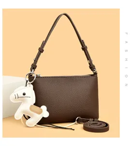Braune ledertextur briefumschlag umhängetasche handy tasche mit süßem pferde anhänger detail