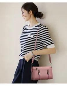 Rosa Leder Umhängetasche Detailansicht, stilvolle Damen Handtasche mit Reißverschlüssen.