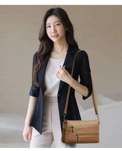 Borsa a tracolla marrone in pelle da donna dettaglio con design multistrato e cinghia.