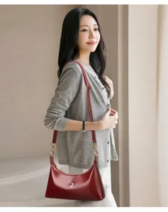 Élégant sac à bandoulière croissant en cuir vernis rouge pour femmes, sac hobo style chic.