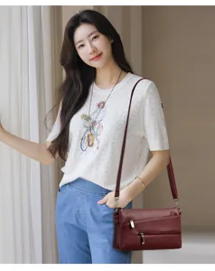 Borsa a tracolla in pelle da donna con tasche con zip multiple, elegante borsetta rossa.
