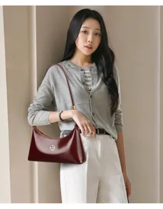 Sac à main d'épaule en cuir verni bordeaux pour femme, élégant sac hobo croissant.