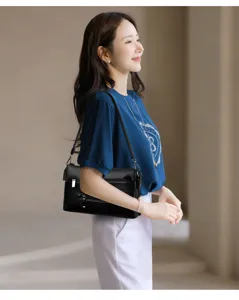 Borsa a tracolla nera con motivo in pelle vista dettagliata, elegante borsa da donna.