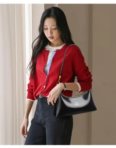 Sac à épaule élégant en cuir verni noir pour femmes, design chic en forme de croissant.