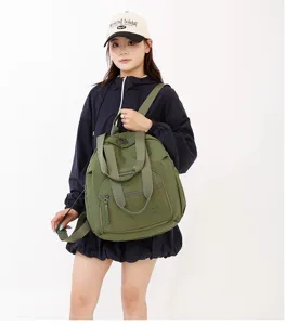 Casual groene nylon rugzak voor dagelijks reizen, multifunctionele school- en reistas.
