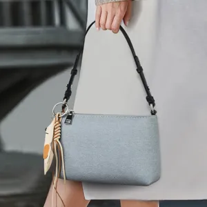 Elegante hellblaue Umhängetasche für Damen, stilvolle Kunstleder Handtasche mit Riemen.