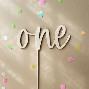Holz Kuchendekoration mit handgeschriebenem One Design fuer den ersten Geburtstag.