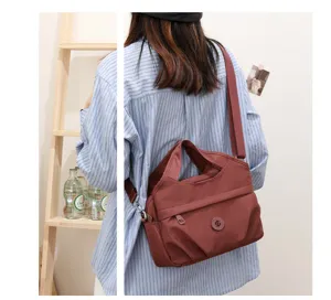 Detailansicht der stilvollen plissierten Nylon-Umhängetasche mit praktischen Taschen.