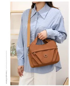 Stilvolle Damen Nylon Umhängetasche mit mehreren Fächern und Falten-Design für den Alltag.