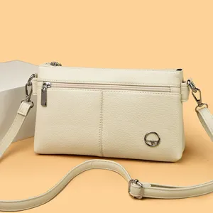 Borsa a tracolla a bustina minimalista in pelle bianco sporco con cinghia regolabile.