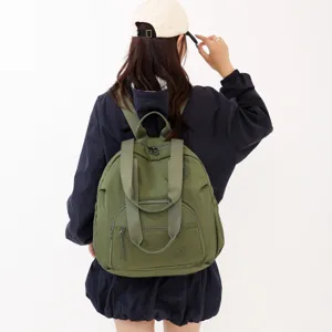 Multifunctionele grote groene rugzak voor dagelijkse reizen, school en casual gebruik.