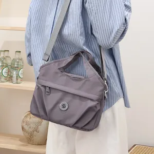 Modische Nylon Plissee Umhängetasche mit mehreren Fächern und verstellbarem Schultergurt.