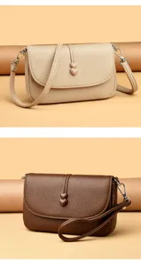 Vista dettagliata della elegante piccola borsa a tracolla quadrata da donna con cuori chic