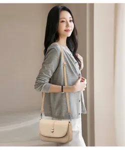 Borsa a tracolla beige piccola borsa quadrata in ecopelle con chiusura a cuore per donne.