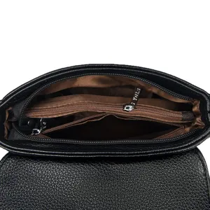 Piccola borsa a tracolla in pelle nera testurizzata, vista interna con scomparti multipli.