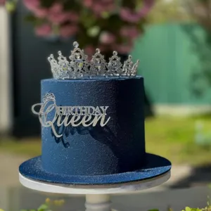 Ακριλικό topper τούρτας Birthday Queen και ασημένιο σετ κορώνας για κομψή διακόσμηση πάρτι.