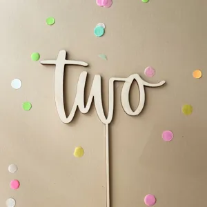 Hölzerner Kuchenaufsatz "two" für Kindergeburtstag, süße Dekoration für Dessertische.