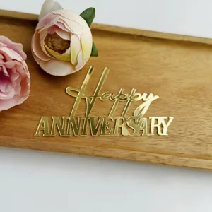 Cake topper Happy Anniversary en acrylique doré détail, décoration de table élégante.
