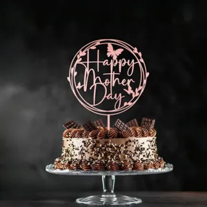 Vista detallada del adorno de pastel de acrílico rosa para el día de la madre en el pastel de chocolate.