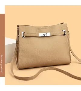 Sac à main élégant en cuir avec fermoir métallique classique et bandoulière réglable.