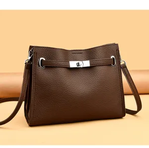 Detail de sac a main en cuir marron, sac epaule elegant avec fermeture metal et courroie.