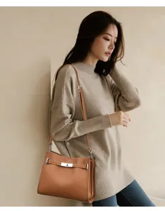 Sac à main élégant en cuir marron pour femmes, sac bandoulière classique avec fermoir métallique.